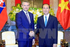 President Tran Dai Quang (R) shakes hands with Slovak Prime Minister Peter Pellegrini during his official visit to Vietnam in November 2017 (Photo: VNA)