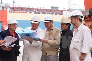 Foreign and Vietnamese workers at a construction site (Photo: VNA)