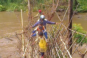 Teachers, students in Kbang  commune in the highland province of Gia Lai are on the way to school (Photo:SGGP)