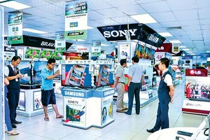 Visitors at an electronics store in HCMC (Photo: SGGP)