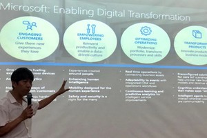 Francis Nguyen Tuan Anh, senior expert of Software Business Community and Microsoft Southeast Asian, is delivering his impressive presentation