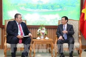 Deputy Prime Minister Vuong Dinh Hue (R) and President of AES Vietnam David Stone (Photo: VNA)
