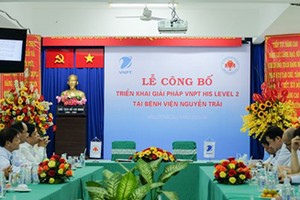 The contract signing ceremony between VNPT and Nguyen Trai Hospital