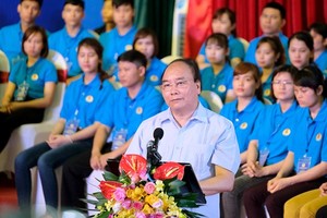 PM Phuc at the meetign with workers in the northern province of Ha Nam (Photo: SGGP)