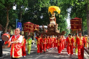 The palanquin procession marks 590 years since the coronation day of King Le Thai To on May 27 (Photo: VNA)