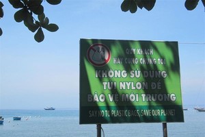 A banner in Cham Island’s Huong beach warns tourists and local residents not using plastic bags in keeping the ocean clean (Photo: VNA)