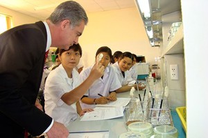 Students of the International University (a member of the VNUHCM) in a practice session with their foreign lecturer. 