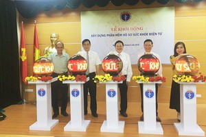 Leaders press button to open the system (Photo: Vietnam's Health Ministry )