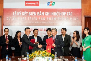 Managers of FPT Group and Dien Quang Lamp Joint Stock Co. at the contract signing event. Photo by Tran Binh