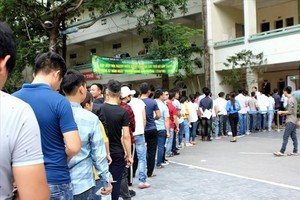 Candidates are queuing before taking the exam (Photo: SGGP)