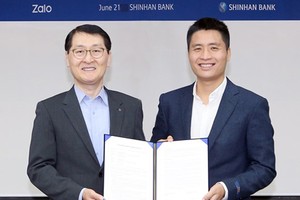Mr. Sung Ho Wi – President cum CEO of Shinhan Bank and Mr. Vuong Quang Khai – Deputy General Director of VNG Corporation in the contract signing ceremony