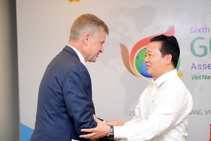 Vietnamese Environment Minister Tran Hogn Ha ( R) shakes hand with UN Environment Chief Erik Solheim (Photo: SGGP)
