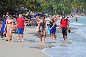 Foreign tourists on Sao Beach of Phu Quoc Island (Photo: VNA)