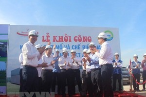 Delegates at the ceremony to launch construction of Vietnam's most modern poultry processing plant (Photo: VNA)