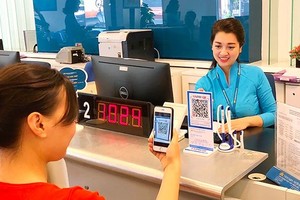 VNese enterprises, banks compete by offering payment options