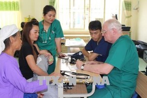 US volunteer doctors from the Good Samaritan Medical Dental Ministry provide free medical checkups to poor people in Tra Linh district, Cao Bang. (Photo: VNA)