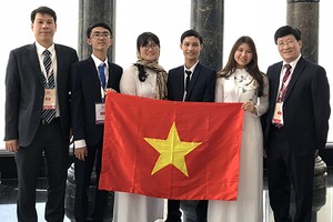 All four members of the Vietnamese team won medals, with three gold and one silver, at the 2018 International Biology Olympiad recently held in Iran (Source: Ministry of Education and Training)