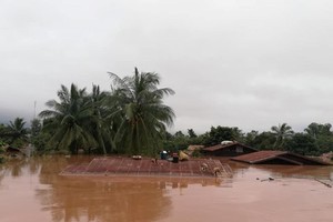 The Xepian-Xe Nam Noy hydropower dam collapsed at 20:00 on July 23, releasing 5 billion cu.m of water which caused flash flooding in 10 villages in lower areas and completely isolated Sanamxay district. (Source: KPL)