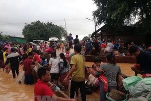 Villagers are evacuated after the Xe Pian-Xe Nam Noy hydro-power dam collapsed in Attapeu province, Laos. (Photo: KPL/VNA)