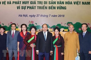 Prime Minister Nguyen Xuan Phuc (fourth, right) and other participants in the conference (Photo: VNA)
