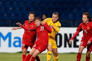 ietnamese female football players in red (Source: VNA)