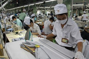 Workers at a garment-textile export company in Vietnam's southern Binh Duong province (Photo: VNA)