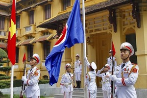 The annual flag-raising ceremony on the occasion of ASEAN establishment anniversary aims to promote solidarity, friendship, and cooperation in ASEAN for the sake of regional peace and prosperity (Photo: VNA)