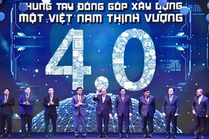 The Prime Minister and other participant in the announcement of the Vietnam Innovation Network. Photo by VGP.