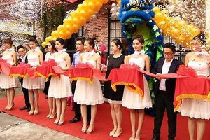 A business holds a ceremony on its opening day (Photo: SGGP)