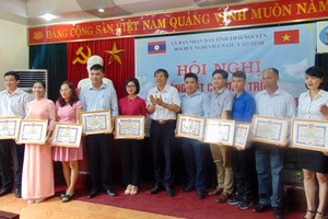 Merit certificates are presented to oustanding agencies and individuals in the implementation of the homestay programme for Lao students in Thai Nguyen (Photo: baothainguyen.org.vn)