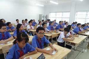 Students of Tran Huy Lieu Secondary School in a lesson. Photo by SGGP