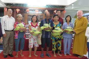 Monks and followers give presents to poor people in district 11 (Photo: SGGP)