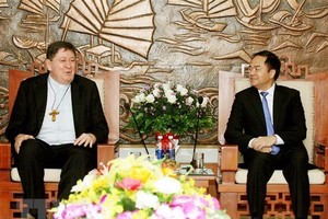 Head of the Government Committee for Religious Affairs Vu Chien Thang (R) meets with Cardinal Joao Braz de Aviz on September 7 (Photo: VNA)