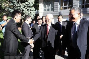 Party General Secretary Nguyen Phu Trong visits the Vietnamese Embassy in Hungary on September 9 (Photo: VNA)