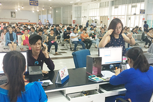 Passengers are waiting to buy train tickets at Sai Gon Railway Station