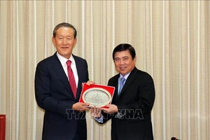 Chairman of the Ho Chi Minh City People’s Committee Nguyen Thanh Phong (R) and Chairman of the Federation of Korean Industries (KDI) Huh Chang-soo (Photo: VNA)
