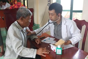 Soldiers, residents in Phu Quy island receive free medical examination