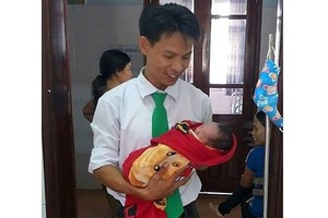 The cab driver and the new born baby (Photo: SGGP)