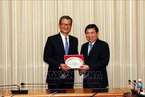 Chairman Nguyen Thanh Phong and Financial Secretary of the Hong Kong Special Administrative Region Paul Chan Mo-po (Photo: http://tphcm.dangcongsan.vn)