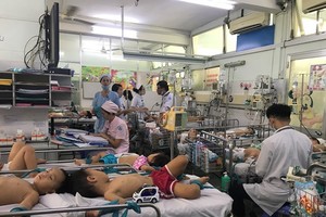 Hand-foot -mouth kids in the Children Hospital No.1  (Photo: SGGP)