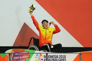 Swimmer Vo Thanh Tung at the medal podium (Photo: VNA)