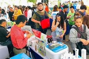 The startups of the Republic of Korea are considering Vietnamese products in the Innovative Startup Market held in HCMC.