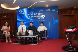 The organization board of the Digital Race 2018-2019 answered questions related to the contest in the launch ceremony in Hanoi. Photo by TB