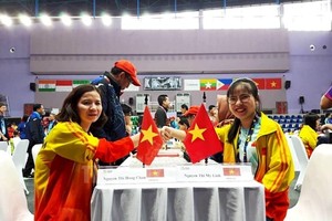 Nguyen Thi My Linh (R) and her Vietnamese teammate at a game of the 2018 Asian Para Games (Photo: hcmcpv.org.vn)