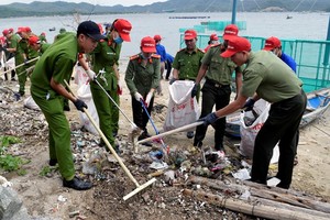 Young police officers in Phu Yen province join in a beach cleanup activity (Photo: VNA)
