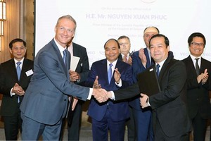 General Director of VNPT Pham Duc Long and Mr. Harald Preiss, Sales Director of Nokia regarding mobile network in European region, signed the collaboration agreements in the witness of Prime Minister Nguyen Xuan Phuc