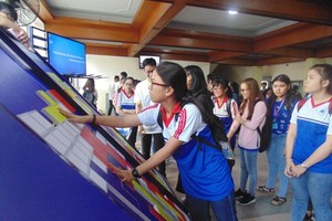 Students participate in a contest about traffic regulations (Photo: SGGP)