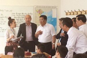 A delegation from the Party Committee of the Central Agencies Bloc visit a Vietnamese language class in Prague (Photo: VNA)