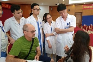 Surgeons from the US-backed Face to Face programme provides medical checkups for patients at the National Otorhinolaryngology Hospital of Vietnam (Photo: noh.vn)