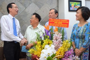 City leaders congratulate senior teachers